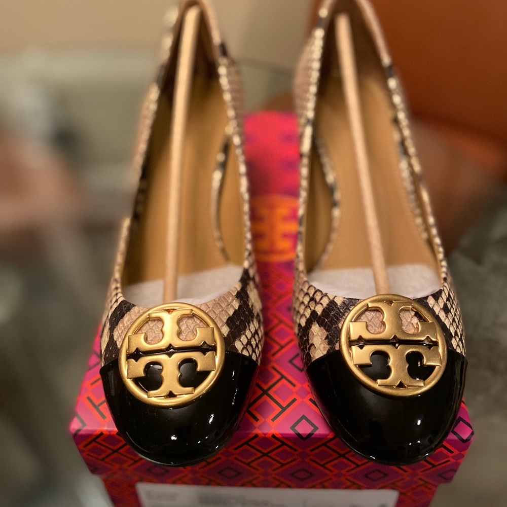 New in box Tory Burch Sz 7 Chelsea snake print, cap top pumps